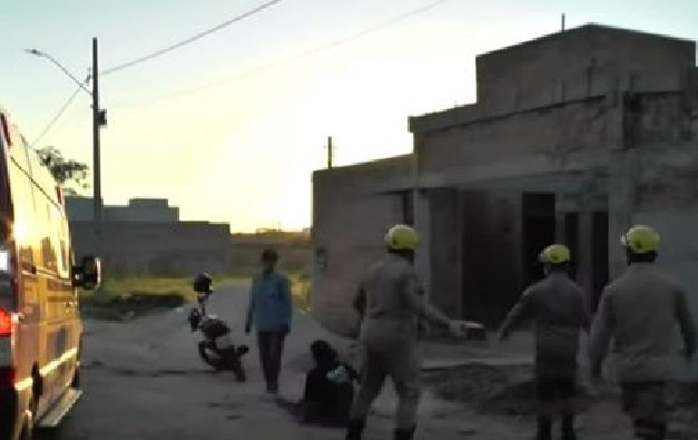 Homem esfaqueia desafeto e tenta impedir que ele seja socorrido