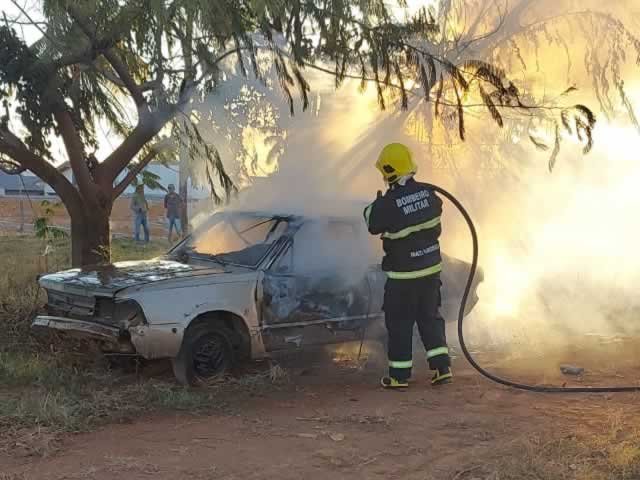 Bombeiros extinguem chamas num carro no centro de Colíder. (Vídeo)