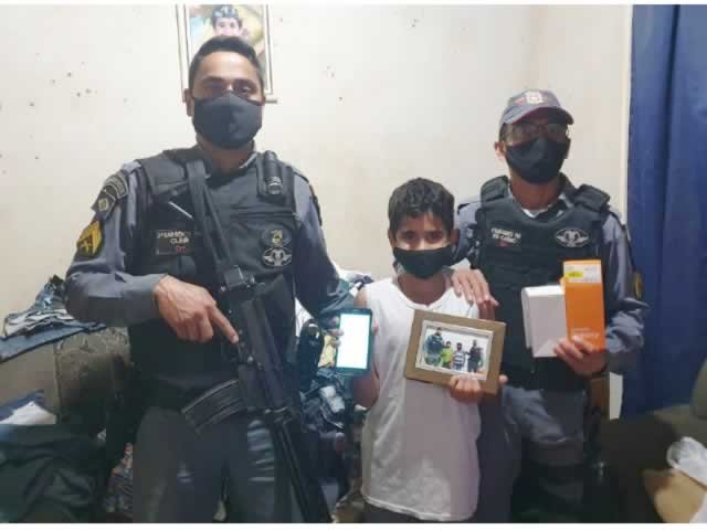 Catador de latinha, menino ganha celular para poder assistir às aulas após vaquinha da PM