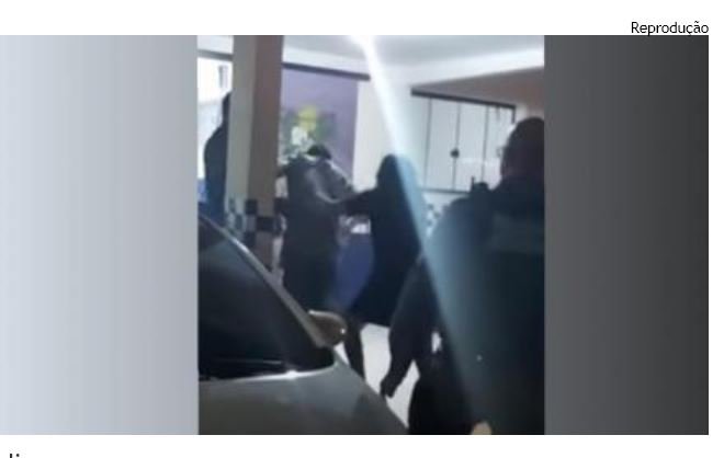 Veja o vídeo – mãe bate em filho que espancou e jogou motorista no rio