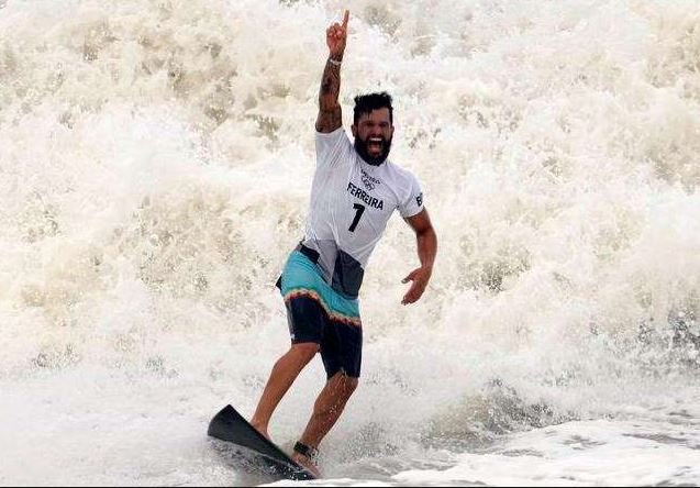Italo Ferreira conquista medalha de ouro na estreia do surfe nas Olimpíadas