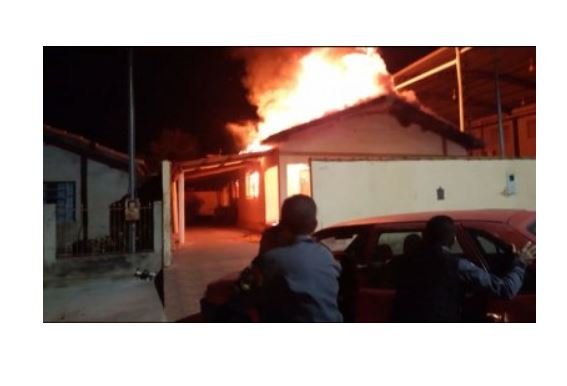 Filha e genro confessam que atearam fogo em casa com idoso dentro