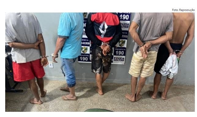 Homens que ajudaram em fuga após morte de PM assinam termos e são liberados