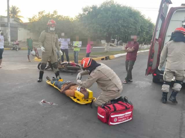 Motoqueiro em Colíder fica bastante machucado após rampar quebra-molas. (Vídeo)