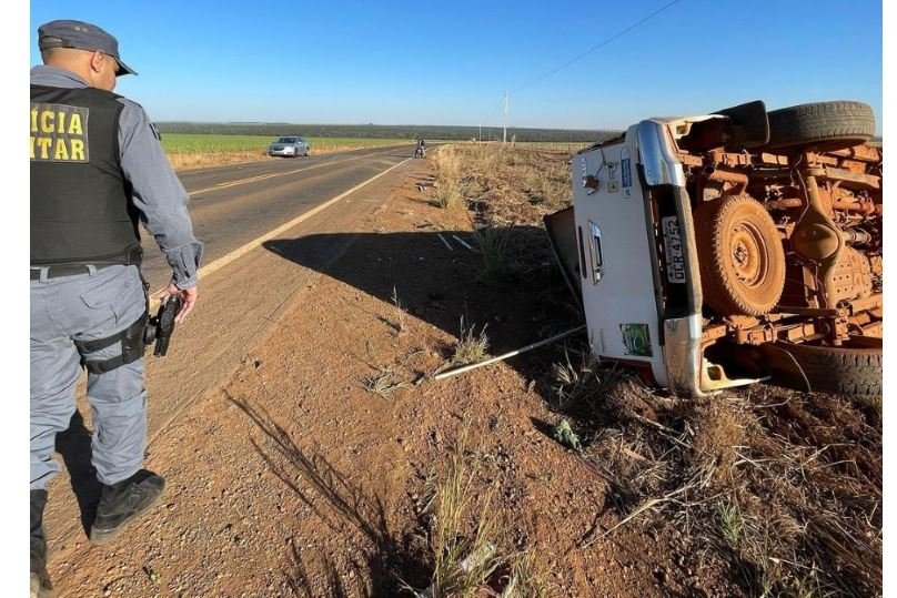 Caminhonete com servidores de prefeitura capota e ocupantes ficam feridos