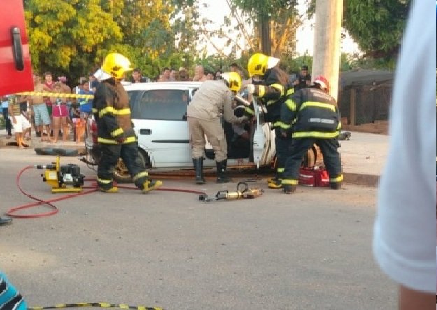 Mulher morre após carro bater em poste de energia