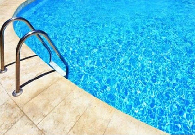 Menina de 5 anos se afoga durante banho em piscina