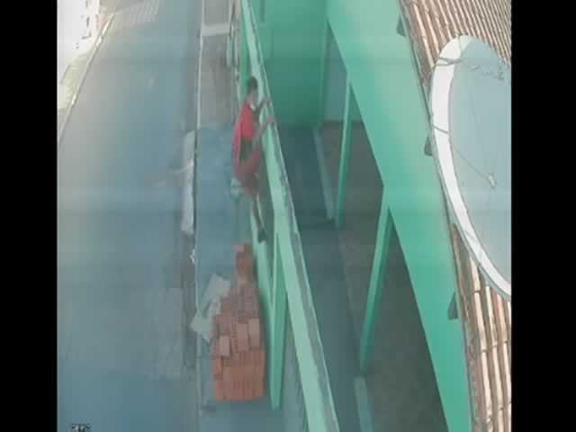 Menor de 16 anos furta casa e leva surra de populares em cidade de MT; veja vídeo
