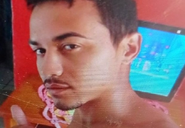 Jovem é degolado na frente do pai e criminosos levam cabeça na mochila