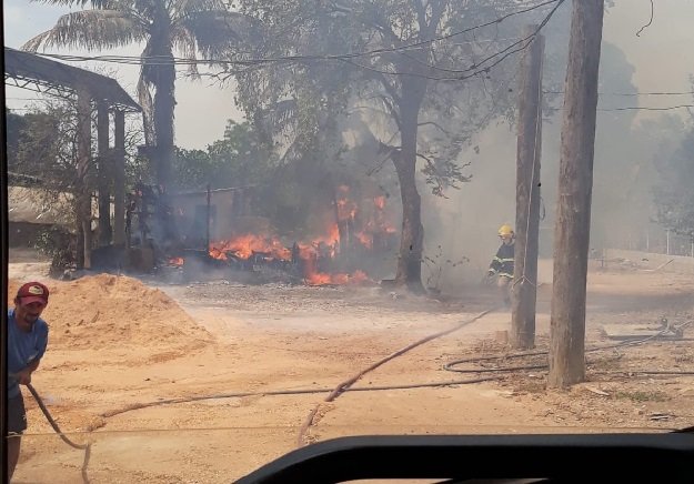Casa é totalmente consumida pelo fogo em Guarantã do Norte