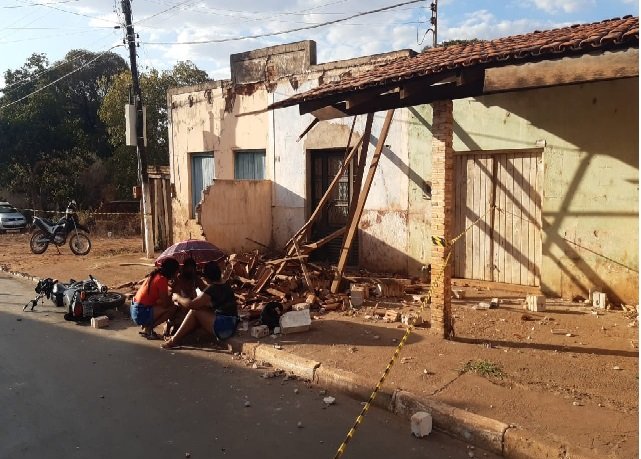 Motociclista morre após perder controle e bater em coluna de tijolos
