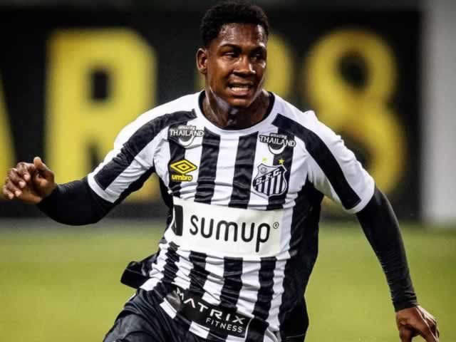 Jovem que pediu dinheiro na rua para virar jogador deixa o Santos por sonho de atuar na Europa