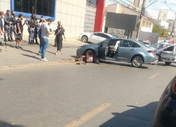 Bandido é baleado pela PM após roubo em loja de celulares