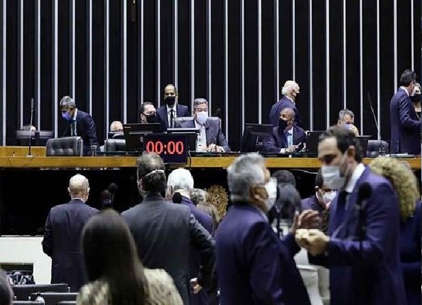 Em derrota para Bolsonaro, Câmara rejeita PEC do voto impresso