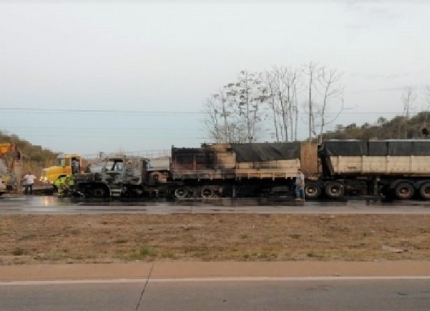 Carreta com calcário pega fogo na BR-163, mas ninguém fica ferido
