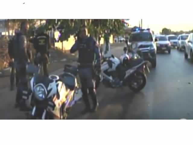 Bêbada, motorista atropela policiais em motocicleta
