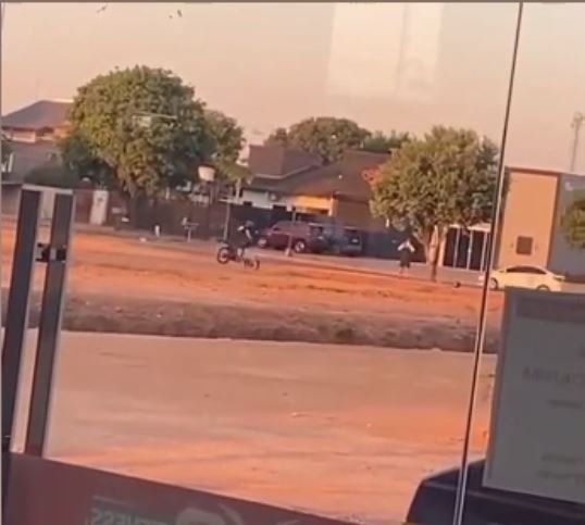Motociclista faz manobras e cai de moto em MT; veja vídeo