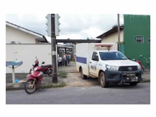 Vizinhos encontram homem espumando pela boca em quitinete