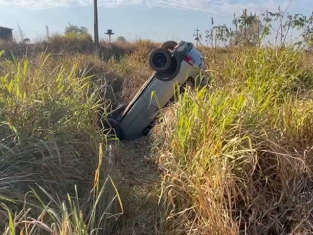 Motorista de Uno capota na MT-320 em Colíder. (Fotos)