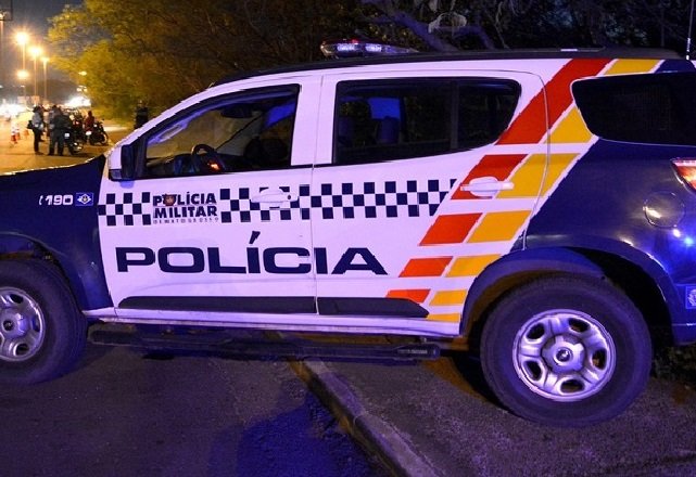 Criminosos esfaqueiam homem no rosto e pescoço