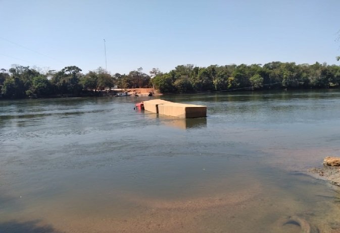 Balsa não suporta peso de carreta e afunda do Rio Teles Pires
