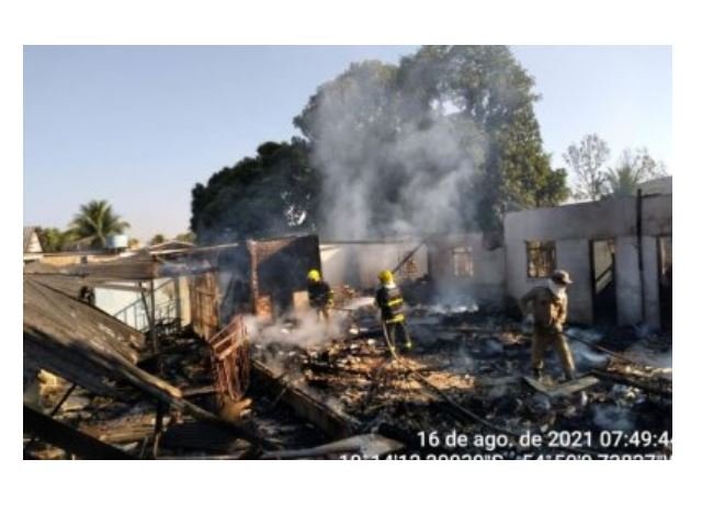 Casa de madeira pega fogo e mulher morre carbonizada em Peixoto de Azevedo.