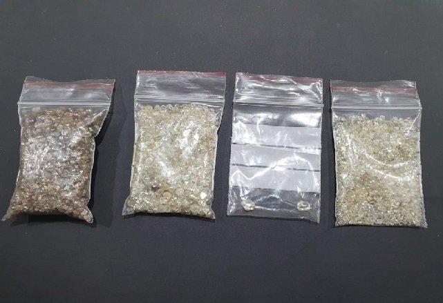 Policial e passageiro são presos com diamantes sem documentação