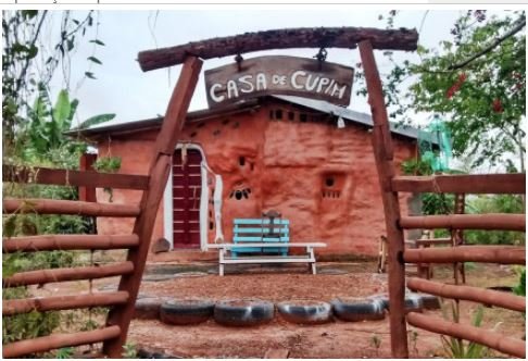 Família constrói casa sustentável com materiais alternativos