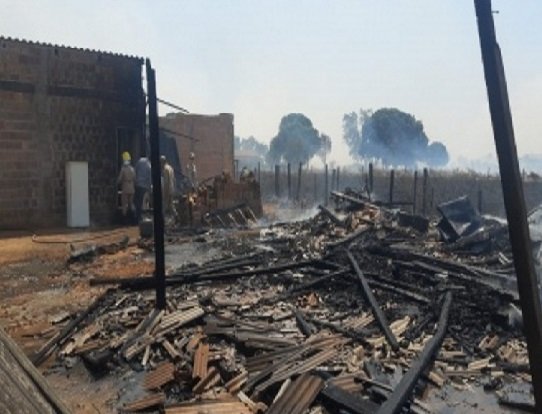 Casas são destruídas pelo fogo após incêndio em lavoura