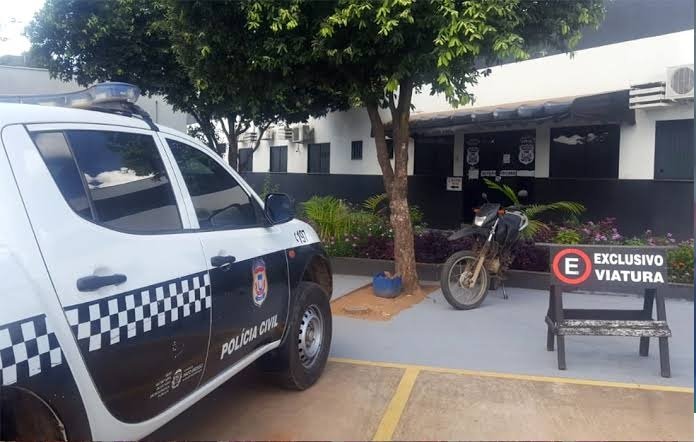 Mulher, de 44 anos, coloca homem, de 24, dentro de casa, ele não aceita filho de mulher e ameaça matá-lo