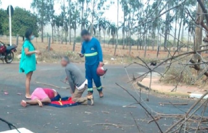Árvore cai em cima de condutora de moto