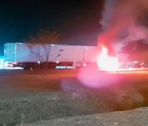 Carreta pega fogo na BR-163 e bombeiros são acionados