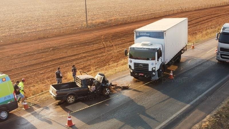 Condutor morre após VW Saveiro bater de frente contra o caminhão na BR -163