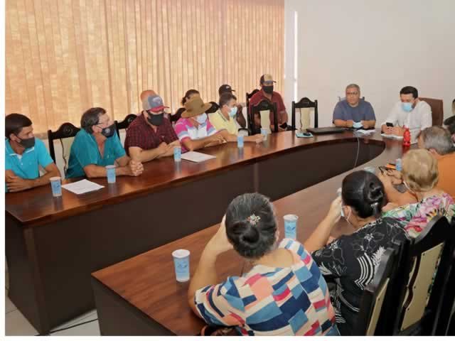 Manifestantes em Colíder que bloquearam a MT-320 em reunião com Maninho receberam apoio em sua luta. (Fotos)