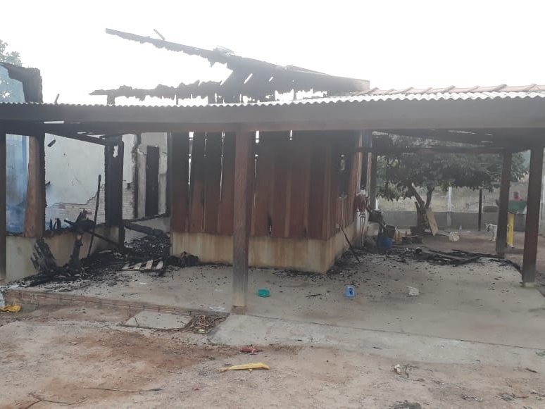 Jovem casal tem casa destruída pelo fogo em Juara e fica desabrigado