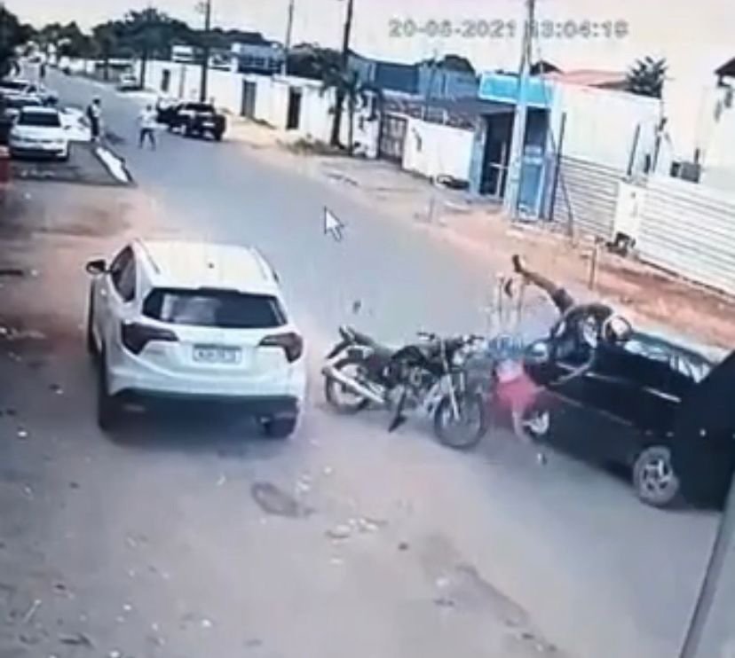 Casal espanca e rouba mulher, tenta fugir de moto e é atropelado por carro; Piloto teve fratura na perna