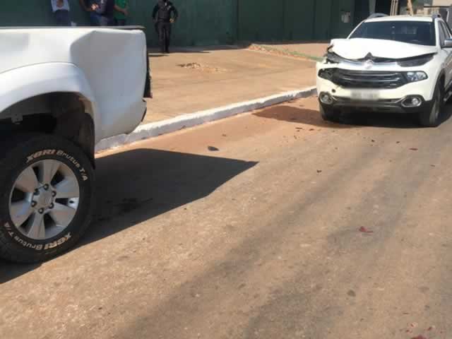 Fiat Toro em Colíder choca-se contra Hilux próximo da subestação da Energisa.(Fotos)