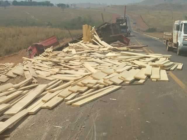 Carreta em Colíder tomba após curva da morte na MT-320. (Vídeo)