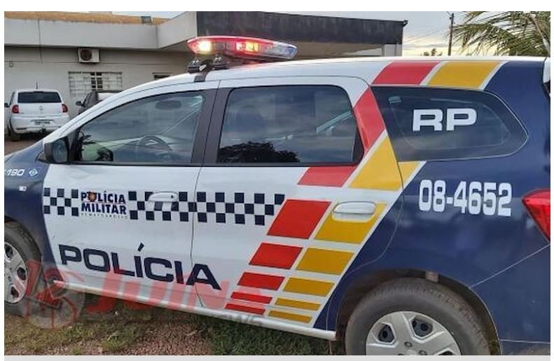 Homem é baleado no meio da rua por dupla em moto