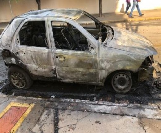 Incêndio destrói carro e assusta moradores