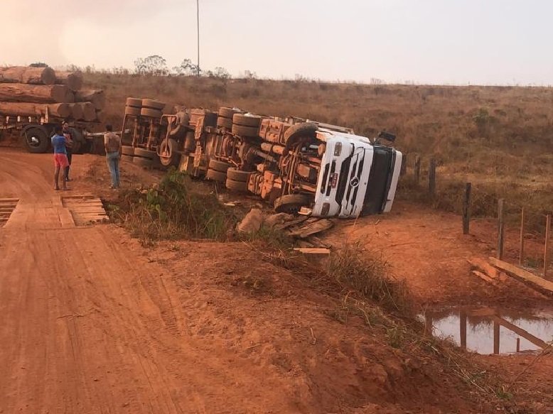 Carreta carregado de toras tomba na estrada Vicinal