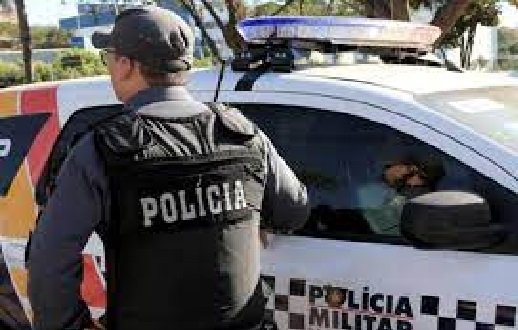Dupla rouba caminhão com carga e mantém motorista em cárcere privado
