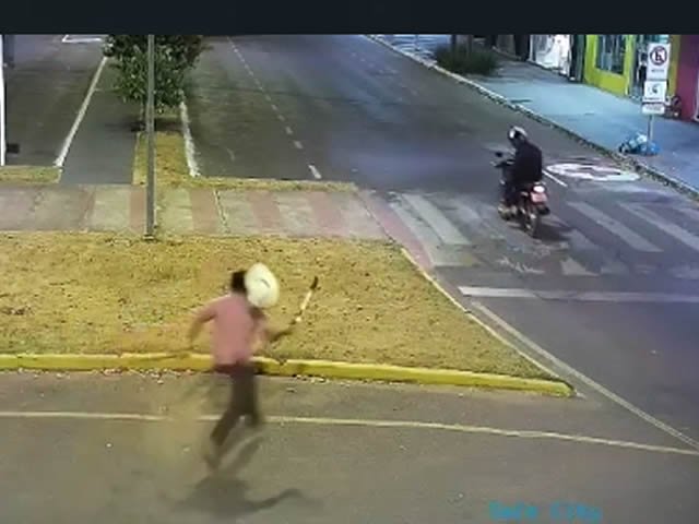 URGENTE: Polícia em Colíder detém homem que estava agredindo pessoas em posse de um facão no centro da cidade. (Vídeo)