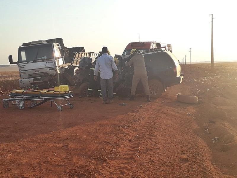 Acidente entre caminhão e caminhonete deixa uma pessoa gravemente ferida
