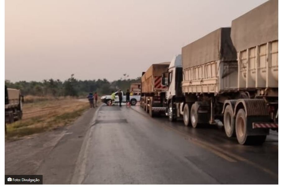 Carreta carregada com combustível tomba na BR-163; pista totalmente interditada