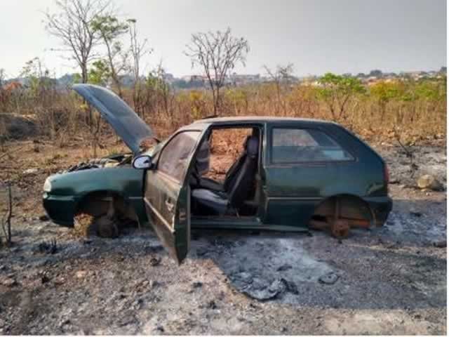 Moradores localizam carro 'depenado' 5 dias após roubo