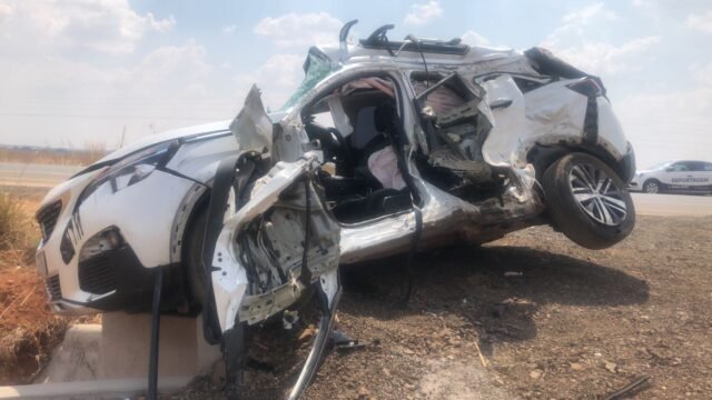 Motorista de Peugeot morre ao se envolver em colisão com carreta