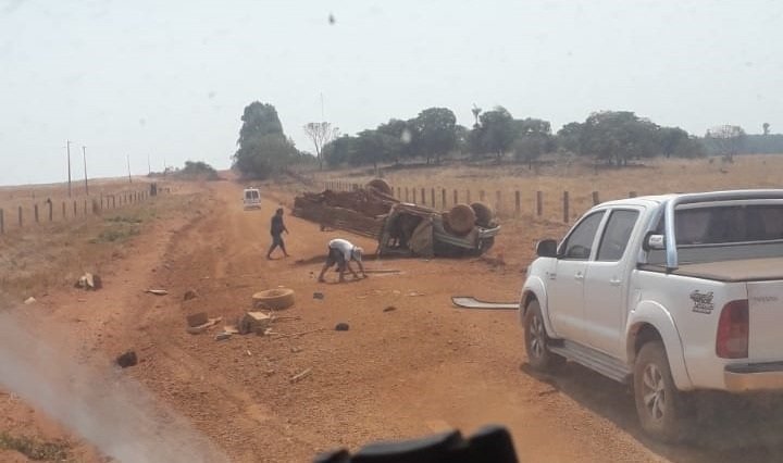 Caminhonete capota em estrada de terra e três homens ficam feridos