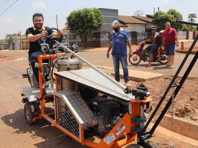 MAIS UM COMPROMISSO CUMPRIDO: PREFEITURA ADQUIRE MÁQUINA PARA EXECUTAR PINTURA E SINALIZAÇÃO