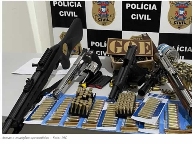 Centenas de munições e armas são apreendidas e homem é preso